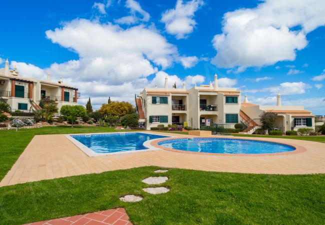 Appartement à Carvoeiro - Carvoeiro Apartment 7A | professionally cleaned | 2-bedroom apartment | gated complex | communal pool | close to Carvoeiro
