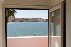 Apartamento em Seixal - Loft com terraço e vista rio no Seixal. Ar condicionado. Ideal para 2pax.