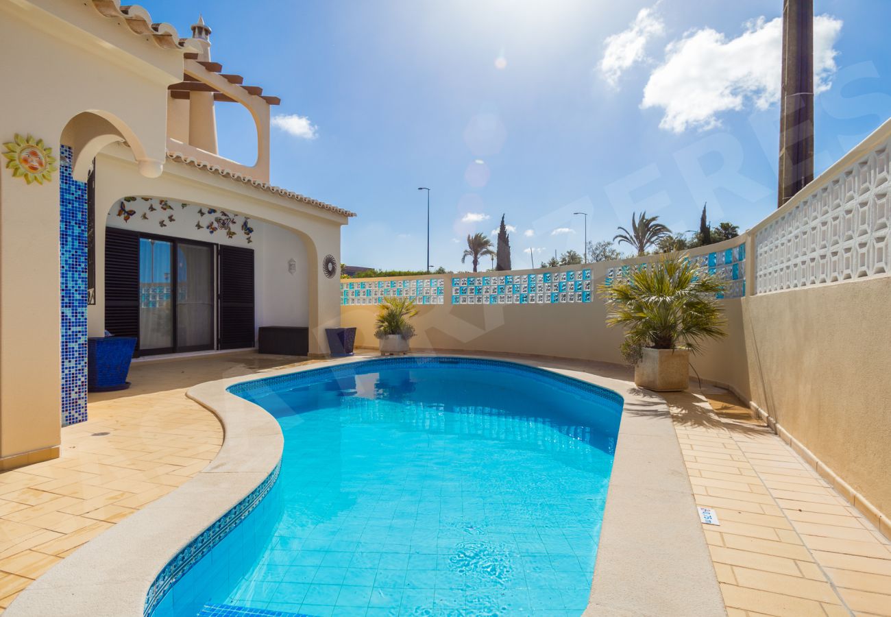 Villa in Carvoeiro - Casa Prazeres | professionally cleaned | 4-bedroom villa | swimming pool | close to Carvoeiro and amenities