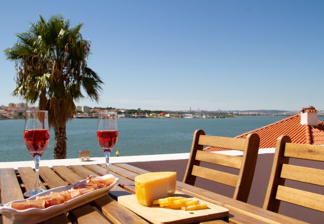 Apartment in Seixal - Loft with terrace and river view in Seixal. Air conditioning. Ideal for 2pax.