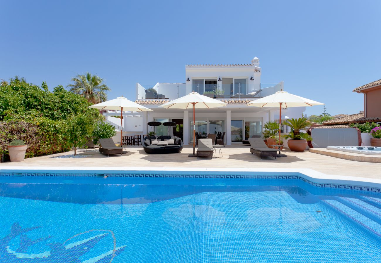 Вилла на Марбелья / Marbella - El Rosario Marbella - Luxury 6 bed/bath villa, private pool, jacuzzi